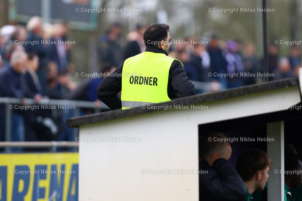 NH_VfRNeumuenster_PSVNeumuenster_FlensOberliga_15042026 | Ein Ordner mit Weste im Amateurfussball.Fußball I Herren I Flens Oberliga I Saison 2025-2026  I 19. Spieltag I VfR Neumünster - PSV Union Neumünster I 15.04.2026 I VfR Stadion HSP (Grümmi Arena)
