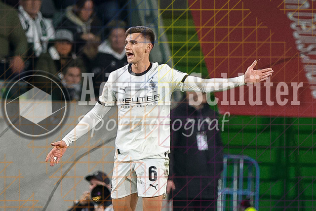 Borussia Mönchengladbach vs SC Freiburg - Bundesliga  | Mönchengladbach, Deutschland, 05.10.25:   Yannik Engelhardt (Borussia Mönchengladbach) gestikuliert, Gestik waehrend des Spiels der Bundesliga zwischen Borussia Mönchengladbach vs SC Freiburg im Stadion im Borussia Park(Foto von Brauer-Fotoagentur / Adrian Schlueter)