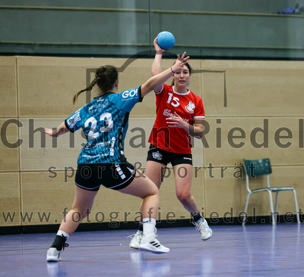 2022-11-27_076_SV_Anzing_gegen_HT_Muenchen_II | Anzing, Deutschland, 27.11.2022:
Handball, Bezirksliga 2022 / 2023, 7. Spieltag, SV Anzing gegen HT München II, Endergebnis: 28:32

Lucie Hartmann (HT München, #23), Laura Greppmair (SV Anzing, #15)

Foto: Christian Riedel / fotografie-riedel.net