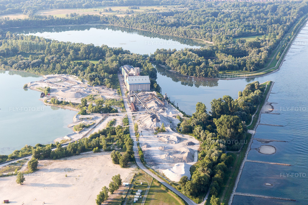 Vue aérienne: Graviererie de Dyckerhoff à Seltz dans le département Bas Rhin, France. Photo: IMG_109169.jpg prise le 25/07/2018 par Werner Riehm/FLY-FOTO.euRésolution de l'original: 5472 x 3648 px