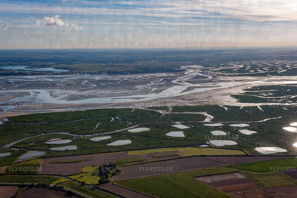 Fluß- Delta und -Mündung der Somme mit Meeresfrüchtezuchtbecken in Picardie | Luftbild: Fluß- Delta und -Mündung der Somme mit Meeresfrüchtezuchtbecken in Picardie in Saint-Valery-sur-Somme im Bundesland Somme in Frankreich. Foto: IMG_70971.jpg vom 24.08.2014 durch Werner Riehm/FLY-FOTO.de - Realisiert mit Pictrs.com