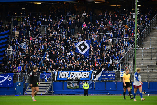 Fußball I Frauen I Saison 2025-2026 I DFB-Pokal I Achtelfinale I Hamburger SV - Bayer 04 Leverkusen I 15243 | Hamburger SV Frauen Fans, Nordkurve - Realisiert mit Pictrs.com