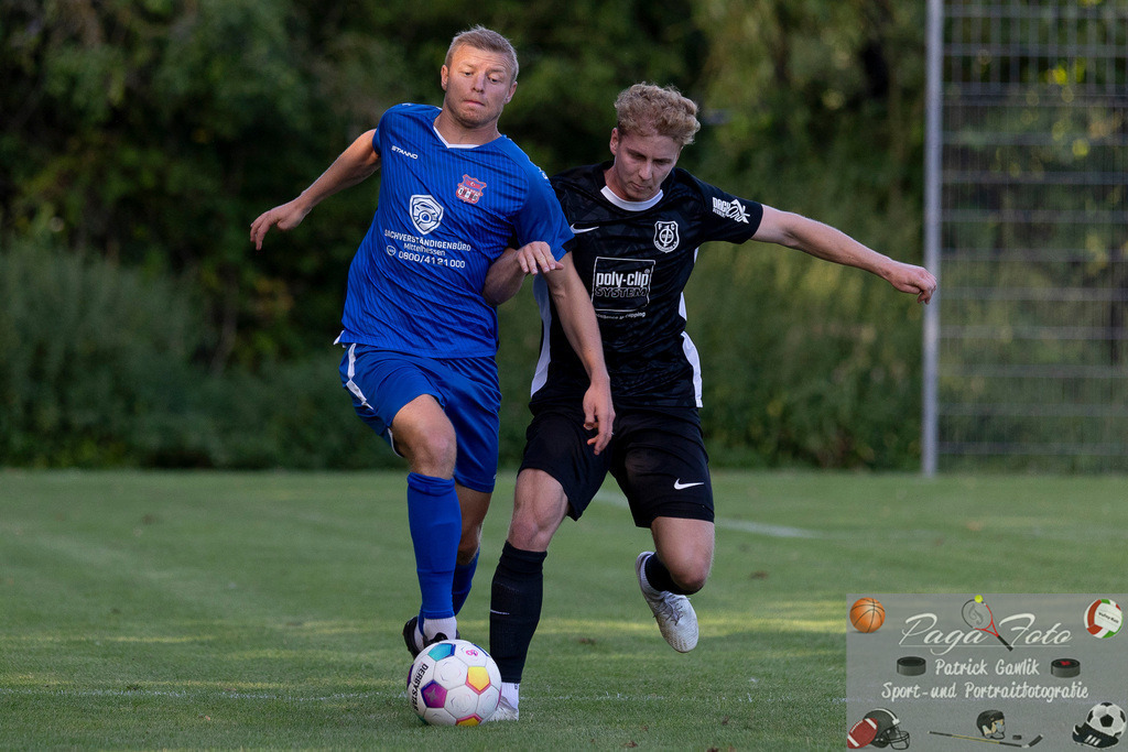 Hessenliga: Türk Gücü Friedberg - FC Eddersheim, 09.08.2024 | Maik Vetter (Türk Gücü Friedberg #18) im Zweikampf um den Ball mit Jan Herrmann (FC Eddersheim #6), Türk Gücü Friedberg - FC Eddersheim, Friedberg, Städtischer Sportplatz, 9.8.2024 - Realisiert mit Pictrs.com