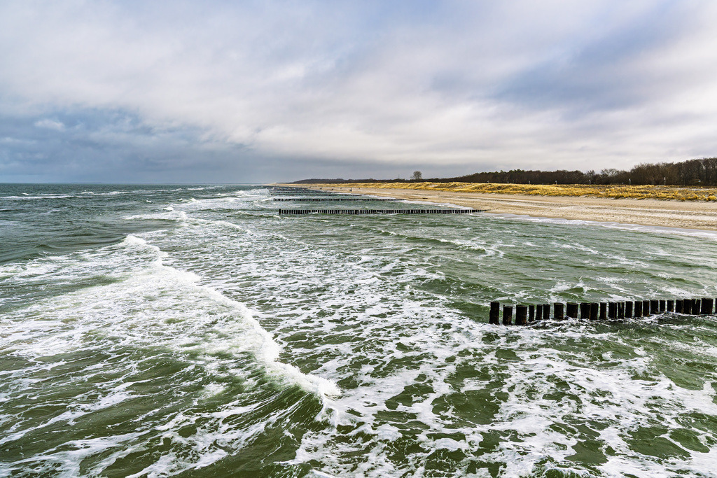 Wellen und Buhnen an der Küste der Ostsee in der Nähe von Graal Müritz | Wellen und Buhnen an der Küste der Ostsee in der Nähe von Graal Müritz.