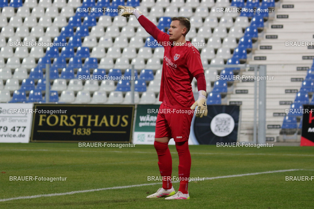KFC Uerdingen - Ratingen 04/19 | Krefeld, Deutschland, 02.12.25 Jonas Holzum (KFC Uerdingen) während des Oberliga Niederrhein Spiels zwiachen KFC Uerdingen - Ratingen 04/19 im Krefelder Grotenburg Stadion am 02. Dezember 2025 in Krefeld (Foto von Ralph Görtz / Brauer-Fotoagentur)