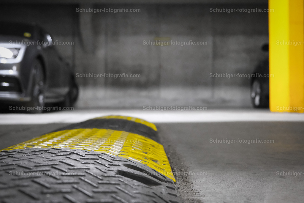 Geschwindigkeitsschwelle | Geschwindigkeitsschwelle in einer Tiefgarage - Realisiert mit Pictrs.com