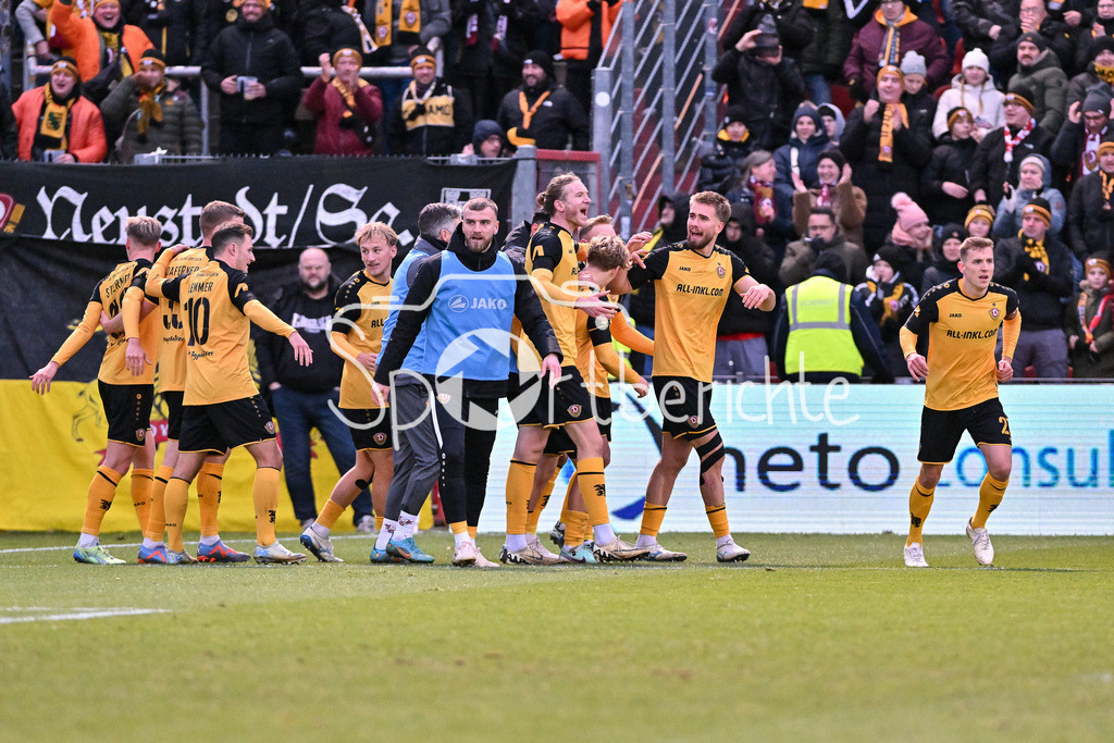 SpVgg Unterhaching - Dynamo Dresden | Jubel der Gaeste nach dem Treffer zum 0-2 durch David KABATTA (Dynamo Dresden 39) / Tor / Torschuetze / Freude / happy / 3. Liga: SpVgg Unterhaching - Dynamo Dresden, Uhlsportpark am 21.12.2024