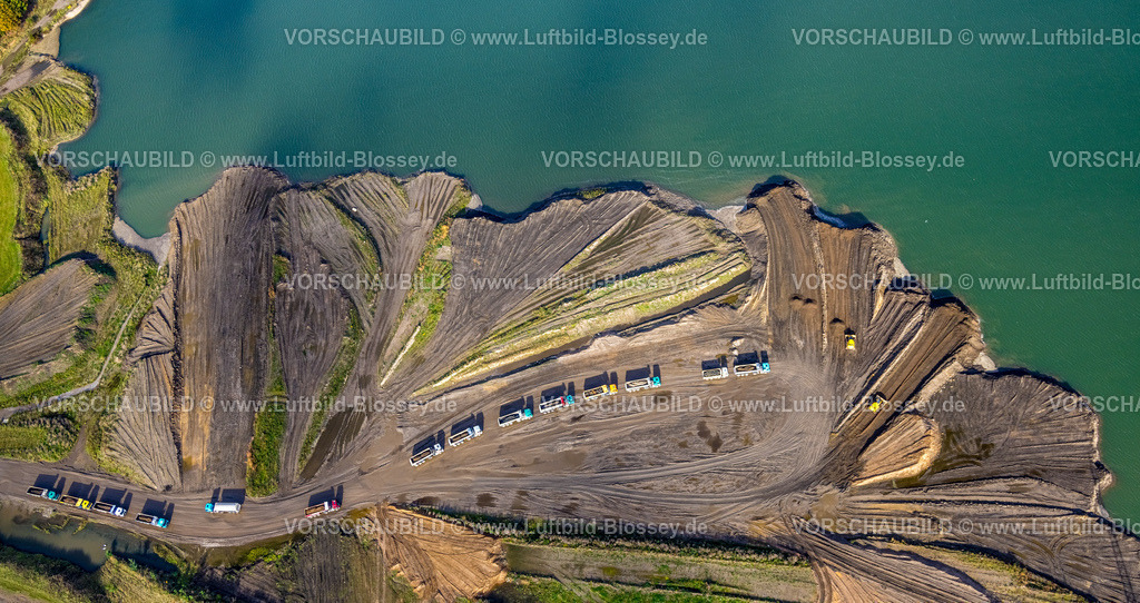 Kamp-Lintfort241013683 | Luftbild, Abgrabungsgebiet Rossenrayer Feld, Baustelle für Freizeit und Erholungsgebiet, LKW-Kolonne, Friedrichstraße, Rossenray, Kamp-Lintfort, Ruhrgebiet, Nordrhein-Westfalen, Deutschland