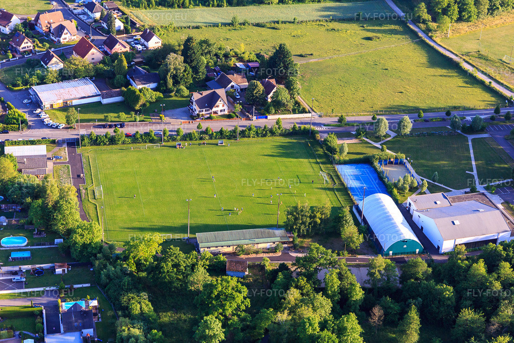 Vue aérienne: Terrain de football à la Salle polyvalente à Wittisheim dans le département Bas Rhin, France. Photo: IMG_147354.jpg prise le 29/05/2025 par Werner Riehm/FLY-FOTO.euRésolution de l'original: 5472 x 3648 pxLocation de Salle des fêtes à 67820 Wittisheim | Salle polyvalente de Wittisheim