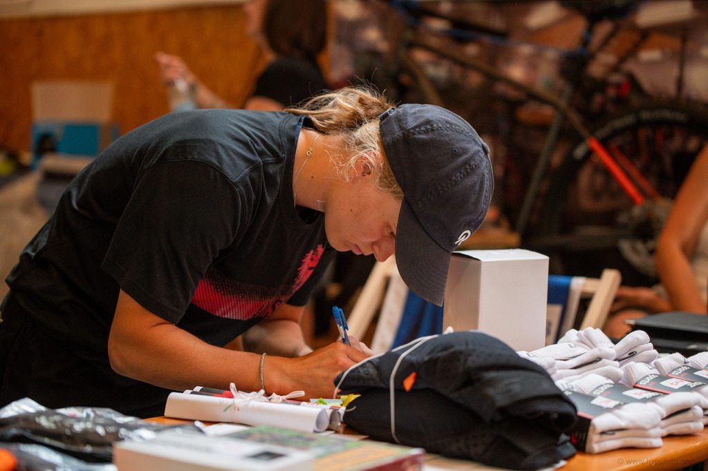 Unbenannt-538 | "Fussifoto.com – Ihr Ansprechpartner für hochwertige Fotografie! Entdecken Sie kreative Bilder und professionelle Dienstleistungen. Kontaktieren Sie uns für Ihre Projekte!"