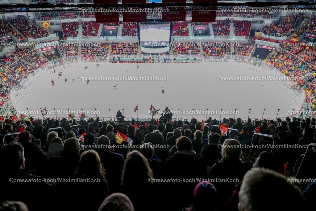 DEG12012501060 | 12.01.2025, Eishockey, Penny DEL, Düsseldorfer EG - Eisbären Berlin, PSD-BANK Dome: Feature Fans der DEG in der vollen Eishalle. Übersicht Übersichtsfoto Übersichtsbild der Spielstätte Innenansicht Zuschauer Fans Eishockeyspielfeld 