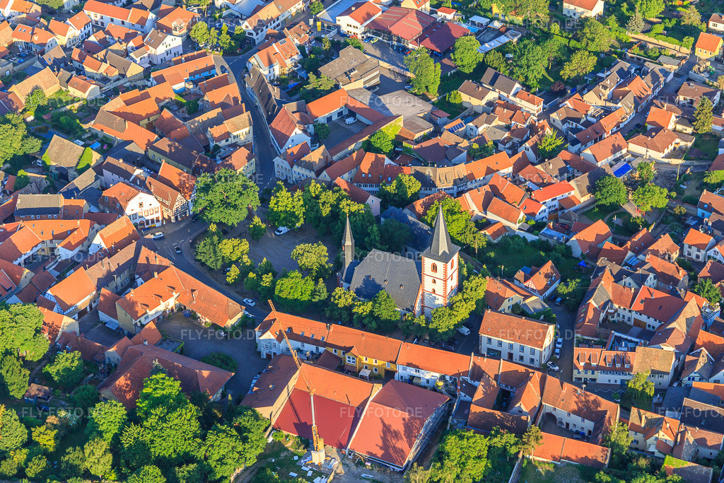 Luftbild: Evangelische Kirche Westhofen in Westhofen im Bundesland Rheinland-Pfalz in Deutschland. Foto: IMG_107659.jpg vom 03.06.2018 durch Werner Riehm/FLY-FOTO.deEvangelische Kirchengemeinde Westhofen - Leben, lieben und glauben in Westhofen & Abenheim