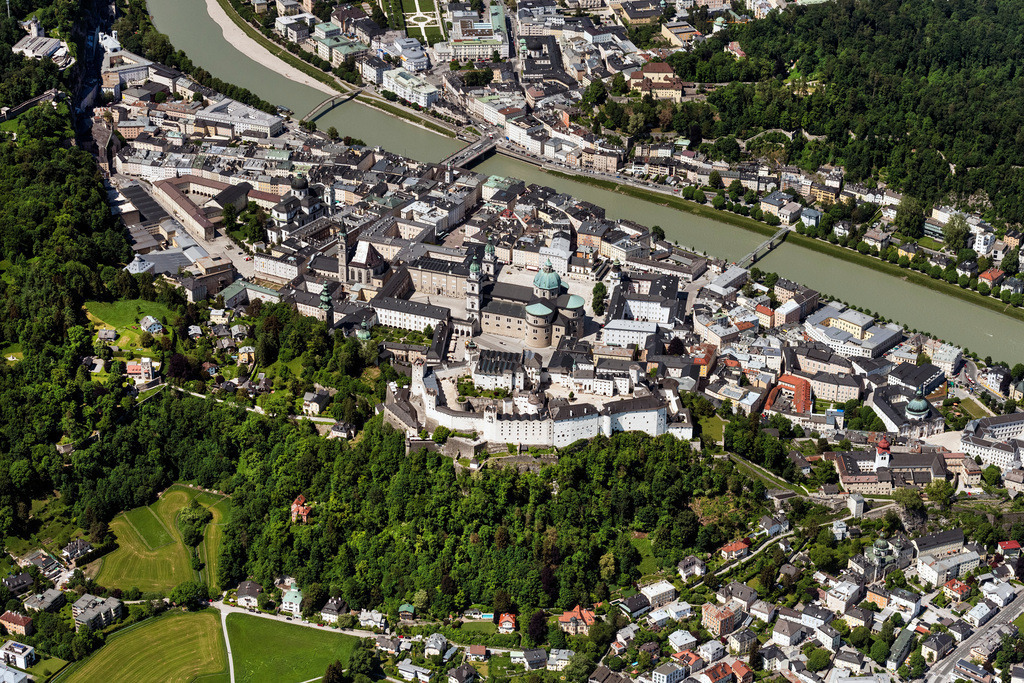 dr__0097213.jpg | SALZBURG 19.05.2022 Burganlage der Veste Festung Hohensalzburg an der Straße Mönchsberg in Salzburg in Österreich. // Castle of the fortress Festung Hohensalzburg on street Moenchsberg in Salzburg in Austria. Foto: Daniel Reiter
