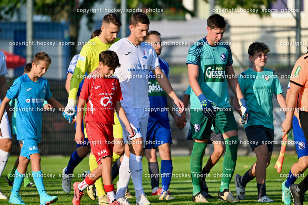 SAK vs. SV Dellach Gail | Einlauf mit SAK Nachwuchs, SAK vs. SV Dellach Gail, SAK vs. SV Dellach Gail am 14.08.2025 in Klagenfurt (Sportpark Welzenegg), Austria, (Photo by Bernd Stefan)