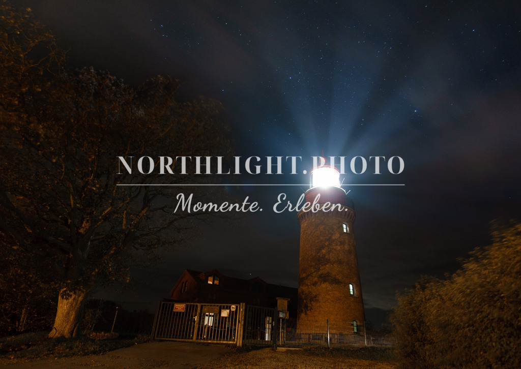 Leuchtturm Kühlungsborn bei sternenklarer Nacht | Exklusive Landschaftsfotografien von der Ostsee, ganz Deutschland und dem Rest der Welt. Gedruckt auf hochwertigen Materialien. Die Welt an deiner Wand - jetzt im Northlight.Photo Shop bestellen. - Realisiert mit Pictrs.com