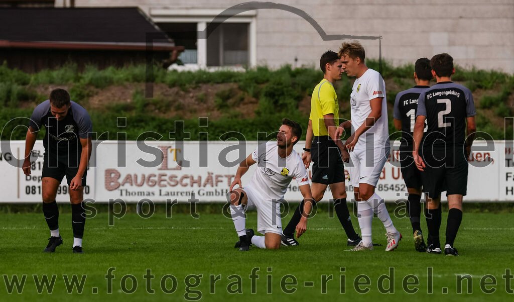 2023-08-08_052_FC_Moosinning_gegen_FC_Langengeisling | Moosinning, Deutschland, 08.08.2023:
Fußball, Bezirksliga Oberbayern Ost 2023 / 2024, 3. Spieltag, FC Moosinning gegen FC Langengeisling, Endergebnis: 0:4

David Riederle (FC Langengeisling, #21), Maximilian Lechner (FC Moosinning, #11), Schiedsrichter Johannes Wagner, Stefan Haas (FC Moosinning, #8)

Foto: Christian Riedel / fotografie-riedel.net