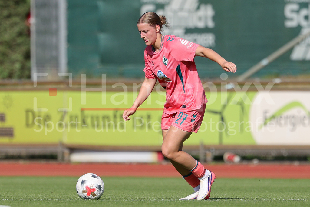 Fussball, Testspiel Frauen, SV Werder Bremen - VfL Wolfsburg | Sarah Gutmann (SV Werder Bremen, 27) am Ball, Freisteller, Einzelbild, Ganzkörper, Aktion, Action, Spielszene