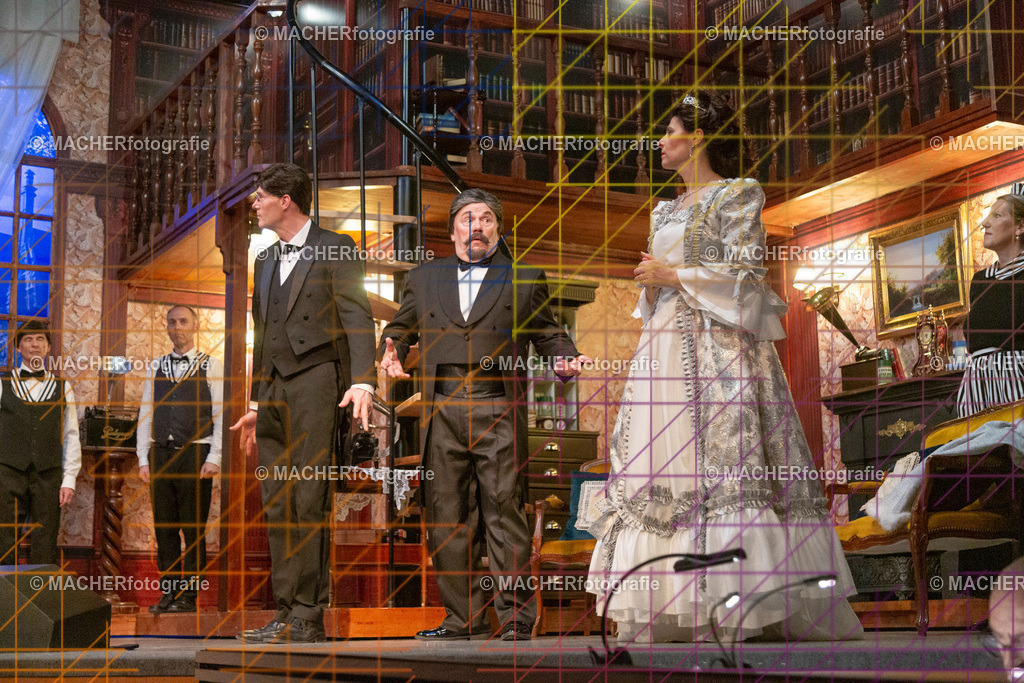 320_MFL-2025 | Portraitbilder von Regisseur; Darsteller; Techniker; Maske; Kostüme; Chor; Musiker; Bilderserie der Generalprobe und der Premierenvorstellung, Szenenbilder; Ausdrucksstudien; Bühnenüberblick; Bühnenkulissen; Pressefotos inkl. Redaktionsfoto Darstellergruppe.