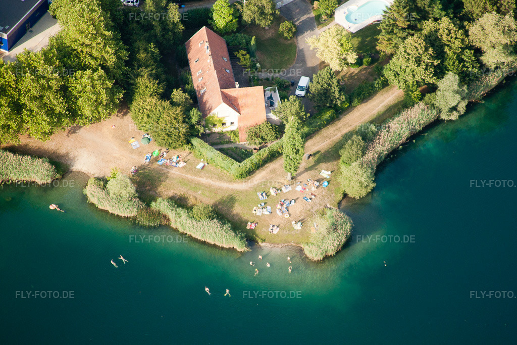Luftbild: Wohnwagen und Zelte- Campingplatz - und Zeltplatz Zone de Loisirs et Camping de Gambsheim am Baggersee mit Strandbad in Gambsheim im Bundesland Bas-Rhin in Frankreich. – Foto: IMG_30357.jpg vom 09.07.2010 durch Werner Riehm/FLY-FOTO.de – Auflösung des Originals: 4752 x 3168 px