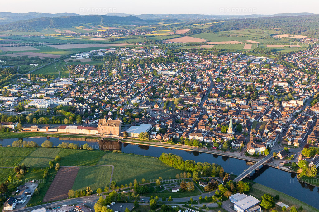 Luftbild: Fluss- Uferbereichen der Weser in Holzminden im Bundesland Niedersachsen in Deutschland. Foto: IMG_107045.jpg vom 04.05.2018 durch Werner Riehm/FLY-FOTO.de