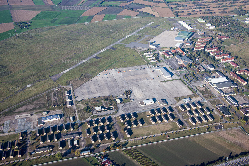 Luftbild: Start- und Landebahn mit Rollfeldgelände des ehemaligen amerikanischen Hubschrauberflugplatz der Flugplatz Coleman im Ortsteil Sandhofen in Mannheim im Bundesland Baden-Württemberg in Deutschland. Foto: IMG_074925.jpg vom 18.10.2014 durch Werner Riehm/FLY-FOTO.de