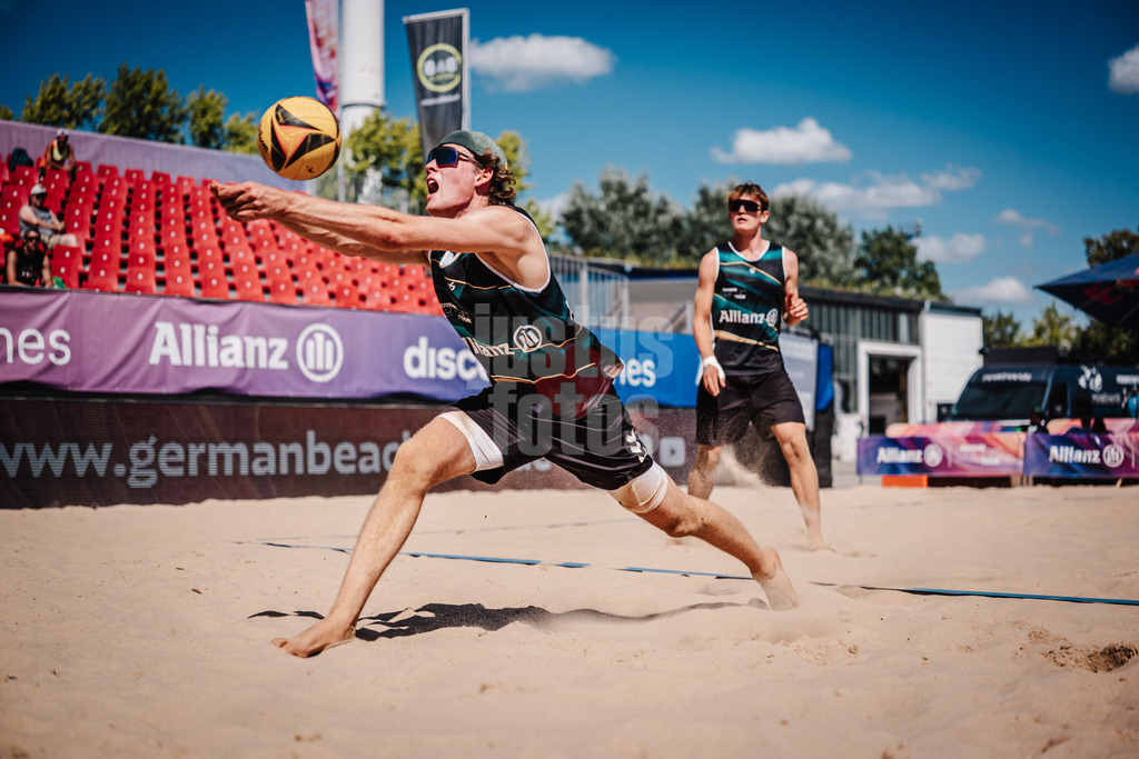 Beachvolleyball | Männer | Allianz German Beach Tour 2025 | Tourstop Berlin | 21.08.2025 | Malte Höppner spielt den Ball