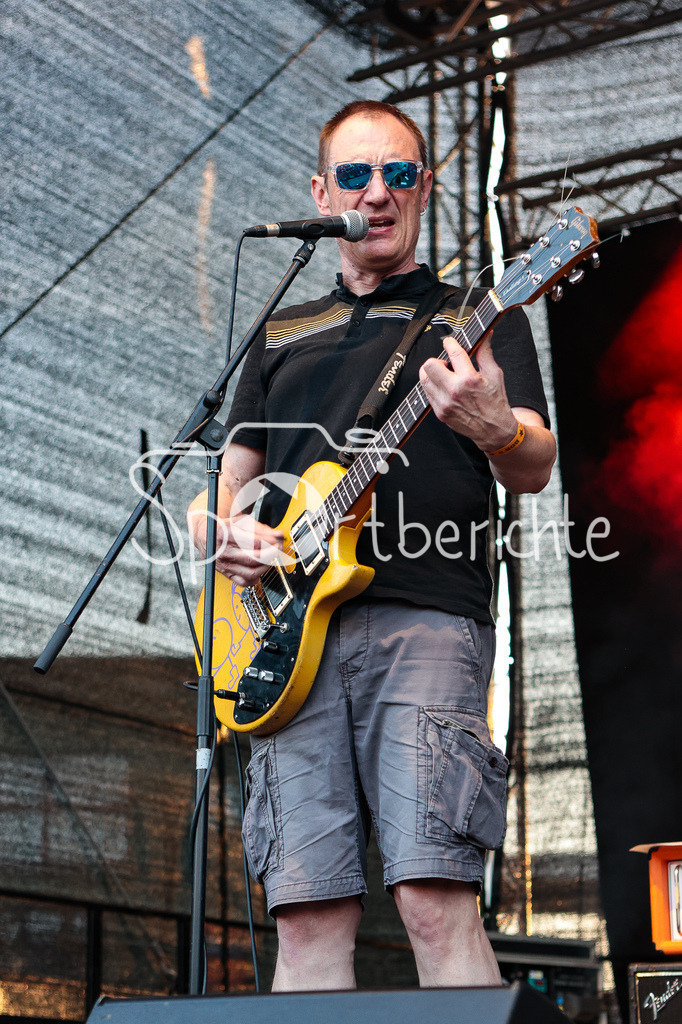 Sommer am Kiez | Nikolaj "Sonnenscheisse" von der Band "Die Kassierer" beim Auftritt auf dem Augsburger Festival "Sommer am Kiez" an der Gitarre / Livemusik / Konzert / Musik / Laut / Punk / Punkmusik / Gitarrist