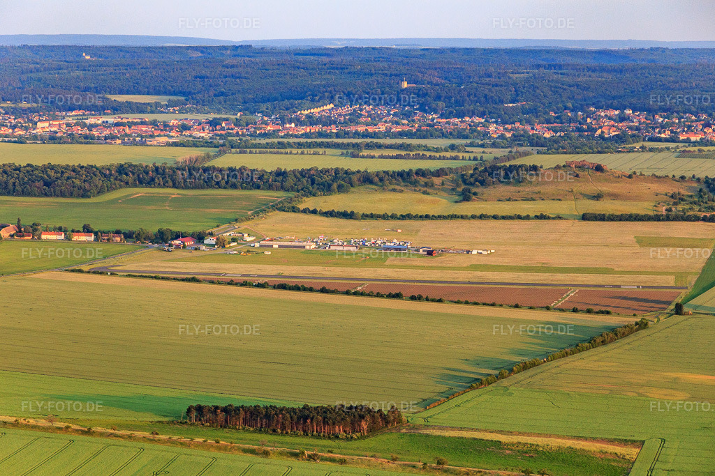 Luftbild: Flugplatz Ballenstedt aus Norden im Ortsteil Asmusstedt in Ballenstedt im Bundesland Sachsen-Anhalt in Deutschland. Foto: IMG_148078.jpg vom 11.06.2025 durch Werner Riehm/FLY-FOTO.deVerkehrslandeplatz Ballenstedt-Harz