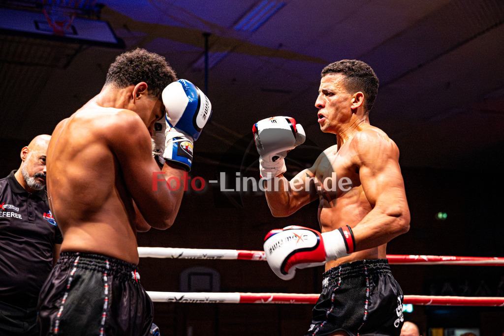 Daniel Reichhart (Sportclub Allgäu - blau) gegen Youssef Guella (SCS M - rot) | MFA Fight Night K1 Style bis 80kg Kampf 13, Daniel Reichhart (Sportclub Allgäu - blau) gegen Youssef Guella (SCS M - rot), 20251108,,2025-11-08 in Penzberg (Wellenberghalle Penzberg), Copyright: WolfgangxLindner www.foto-lindner.de
