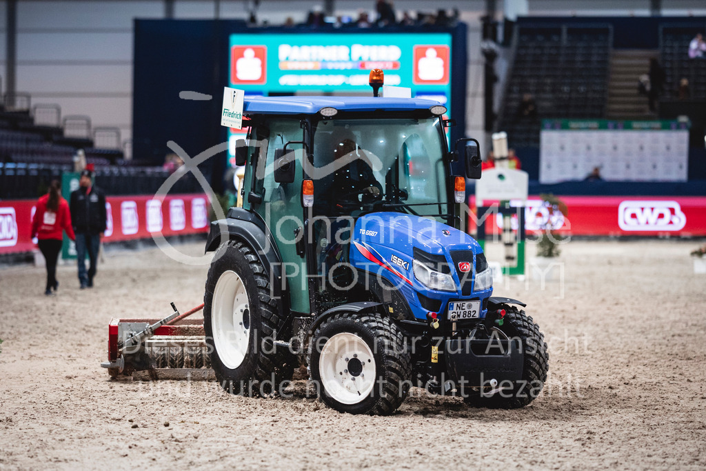 240119_Leipzig_Tractor-531 | Deine schönsten Turniermomente als professionelle Fotos! Entdecke hochwertige Pferdesport-Fotografie im Online-Shop. Jetzt Fotos finden & bestellen!