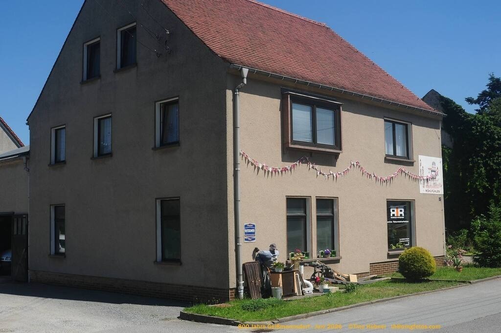 Geißmannsdorf-2026-Ortsbilder-476 | Geißmannsdorf bei Bischofswerda im Sommer 2026. Ein fotografischer Streifzug durch das Dorf Geißmannsdorf, mit Gebäuden, Straßen, Strohpuppen und geschmückten Vorgärten und Grundstücken anlässlich der 800-Jahr-Feier von Geißmannsdorf im Juni 2026 - Realisiert mit Pictrs.com