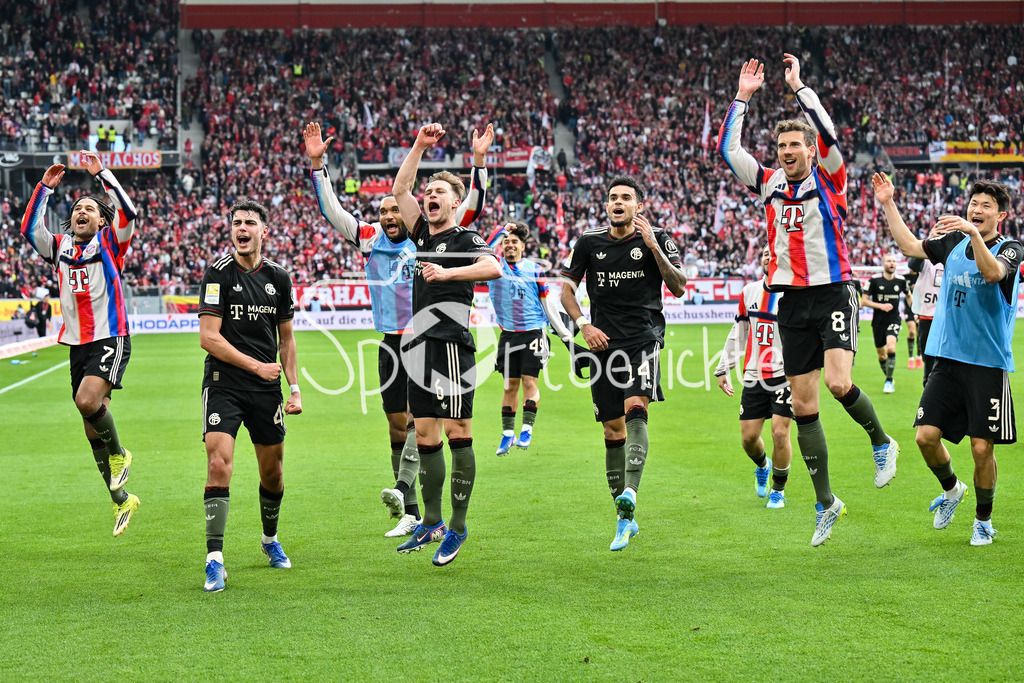 SC Freiburg - FC Bayern München | FREIBURG, GERMANY - 04. APRIL: die Spieler der Gäste feiern zusammen mit den Fans den 2-3 Auswärtssieg in Freiburg während dem Bundesligamatch zwischen dem SC Freiburg und dem FC Bayern München am 28. Spieltag im Europa-Park Stadion / DFL REGULATIONS PROHIBIT ANY USE OF PHOTOGRAPHS AS IMAGE SEQUENCES AND/OR QUASI-VIDEO / Josip STANISIC (FC Bayern Munich 44), Aleksandar PAVLOVIC (FC Bayern Munich 45), Joshua KIMMICH (FC Bayern Munich 6), Leon GORETZKA (FC Bayern Munich 8)