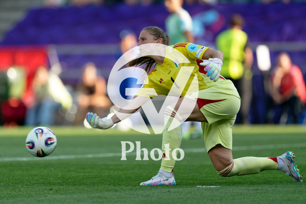 Belgium v Italy - UEFA Women's EURO 2025 Group B | SION, SWITZERLAND - JULY 3: Laura Giuliani of Italy passes the ball  during the UEFA Womens EURO 2025 Group B match between Belgium and Italy at Stade de Tourbillon on July 3, 2025 in Sion, Switzerland. (Photo by Giuseppe Velletri/Sports Press Photo/Getty Images)