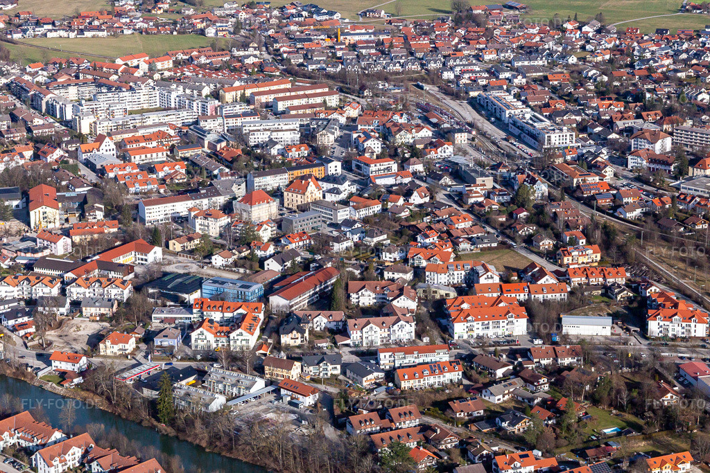 Luftbild: zwischen B11 und Bahnlinie in Wolfratshausen im Bundesland Bayern in Deutschland. Foto: IMG_139505.jpg vom 27.12.2023 durch Werner Riehm/FLY-FOTO.de