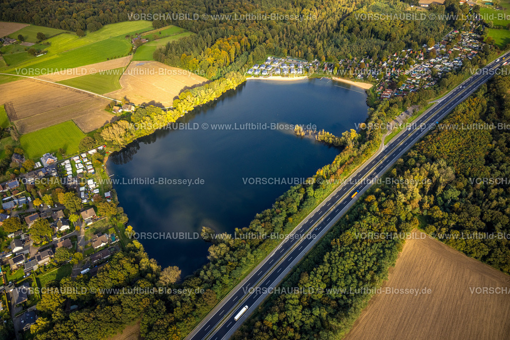 Isselburg241010351 | Luftbild, Wolfssee und oben Wohnsiedlung Ferienpark Wolfssee mit Strand, links der Campingplatz Wolfssee am Waldweg, Vehlingen, Isselburg, Niederrhein, Nordrhein-Westfalen, Deutschland