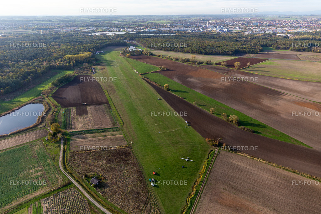 Start- und Landebahn mit Rollfeldgelände des Flugplatz Schweinfurt Süd EDFS | Luftbild: Start- und Landebahn mit Rollfeldgelände des Flugplatz Schweinfurt Süd EDFS in Gochsheim im Bundesland Bayern in Deutschland. Foto: IMG_119656.jpg vom 26.10.2019 durch Werner Riehm/FLY-FOTO.de - Realisiert mit Pictrs.com