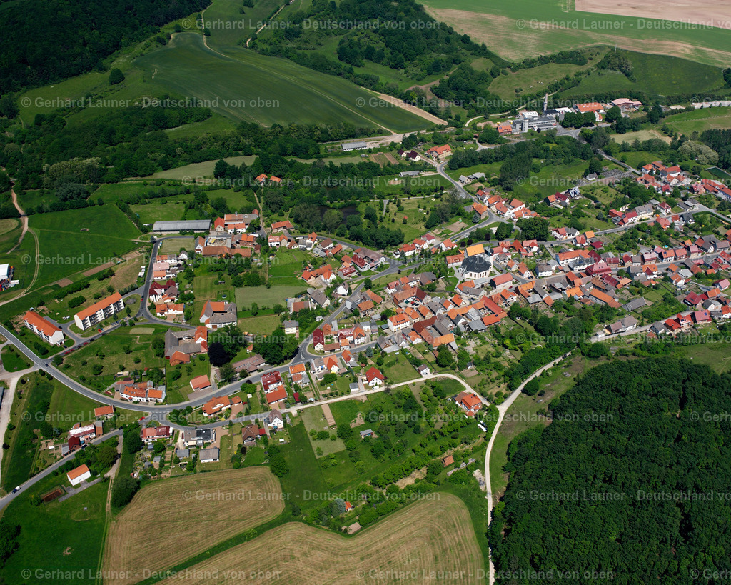 2634348 | WEIßENBORN-LüDERODE 09.06.2006 Landwirtschaftliche Nutzflächen und Feldgrenzen  umsäumen das Siedlungsgebiet des Dorfes in Weißenborn-Lüderode im Bundesland Thüringen, Deutschland // Agricultural land and field boundaries surround the settlement area of the village  in Weißenborn-Lüderode in the state Thuringia, Germany Foto: Gerhard Launer