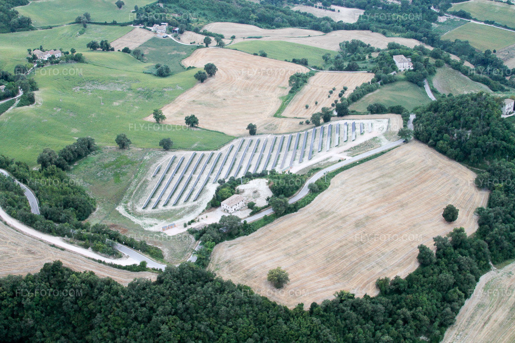 Aerial view: View of the town in Cartoceto in the state The Marches, Italy. – Photo: IMG_43077.jpg taken on 07/16/2011 by Werner Riehm/FLY-FOTO.com – Resolution of the original: 4272 x 2848 px