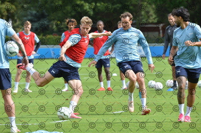 RGE_0126 | Hertha BSC, 2.Bundesliga, Herren, Fußball, Training auf dem Schenckendorffplatz, Dienstag 18.08. 2026, Saison 2026/27,  im Bild von li. Julian Eitschberger ( Hertha BSC ), Pascal Klemens ( Hertha BSC ),  Fotograf: Ralf Gebhardt - Realisiert mit Pictrs.com