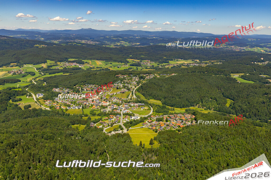 Aktuelles Luftbild von  Thurmansbang - Die Luftaufnahme wurde 2022 mittels UL-Flugzeug erstellt ( keine Drohne ) - hochauflösende Kamera-Systeme von  Canon -Beste Qualität - Für grossformatige Ausdrucke geeignet. Die Geschenkidee !