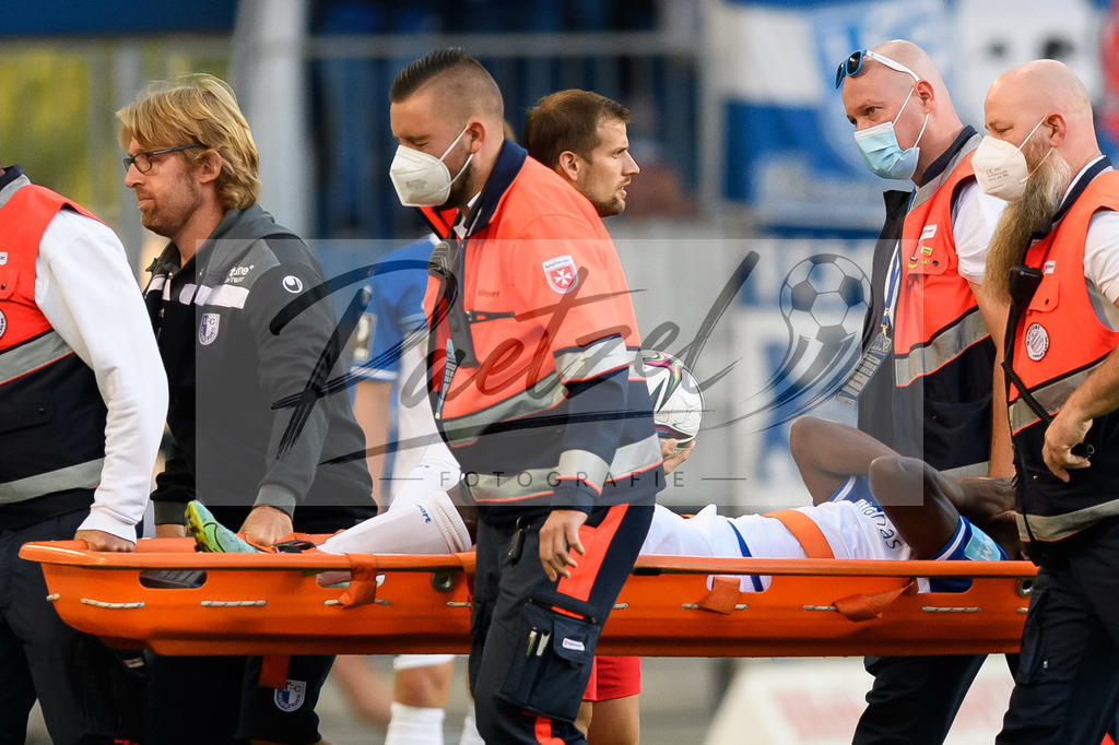 FCMFCK20210904_045 | Fussball, Herren: Sirlord Conteh (1. FC Magdeburg) verletzt beim Spiel der 3. Liga zwischen 1. FC Magdeburg und 1. FC Kaiserslautern in der MDCC-Arena am 04.09.2021 in Magdeburg, Deutschland.DFB / DFL REGULATIONS PROHIBIT ANY USE OF PHOTOGRAPHS AS IMAGE SEQUENCES AND/OR QUASI-VIDEO. - Realisiert mit Pictrs.com