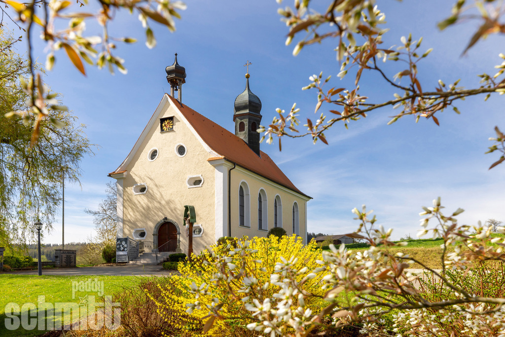 St. Pankratius Kapelle zwischen Ostrach und Pfullendorf | Die St. Pankratius Kapelle liegt idyllisch in der ländlichen Landschaft zwischen Ostrach und Pfullendorf. Umgeben von Feldern und Natur strahlt das kleine Gotteshaus eine besondere Ruhe und zeitlose Schönheit aus und fügt sich harmonisch in die Landschaft ein. - Realisiert mit Pictrs.com