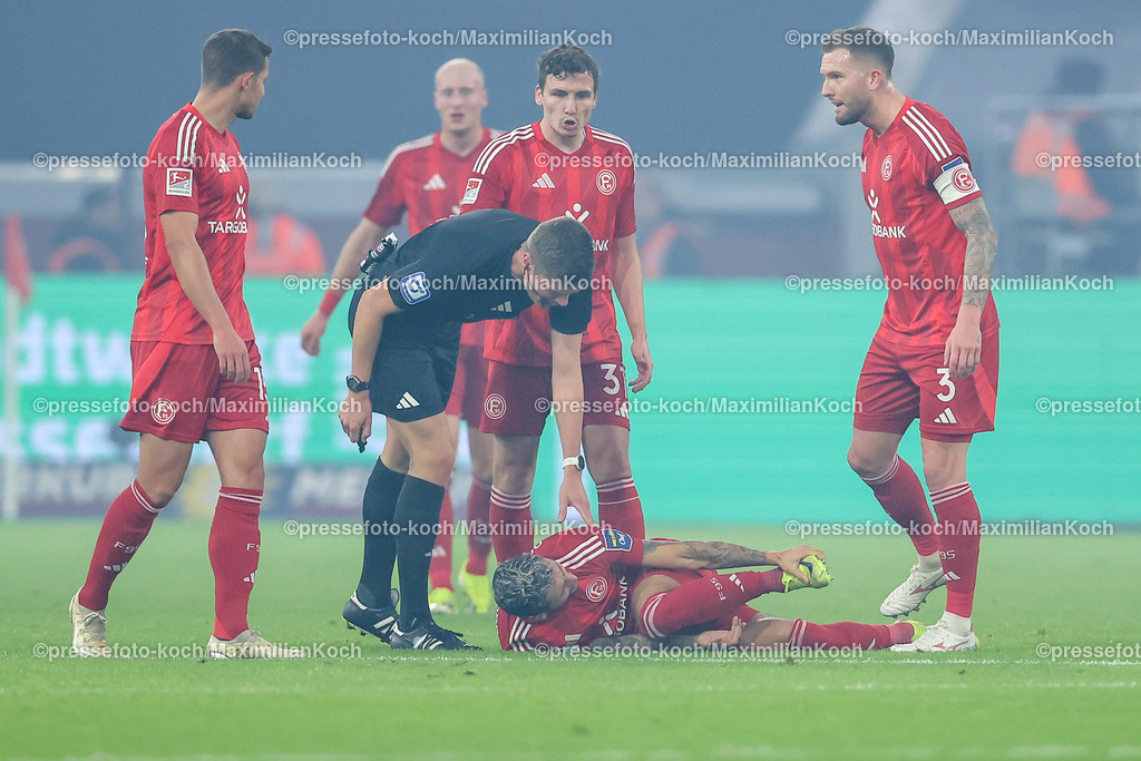 Due09112401021 | 09.11.2024, Fußball, Fortuna Düsseldorf - SC Paderborn 07, 2. Bundesliga, Merkur Spiel-Arena, Saison 2024 2025: Matthias Zimmermann (Fortuna Düsseldorf #25) liegt nach Foul von Filip Bilbija (Paderborn #7) mit Schmerzen auf dem Spielfeld.DFB regulations prohibit any use of photographs as image sequences and or quasi-video.