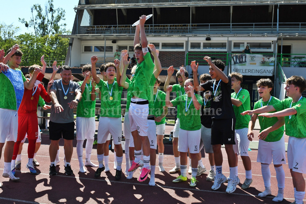 Bayernliga Meister SpVgg GW Deggendorf C-Junioren | Jubelbilder SpVgg GW Deggendorf C-Junioren U15 - Realisiert mit Pictrs.com