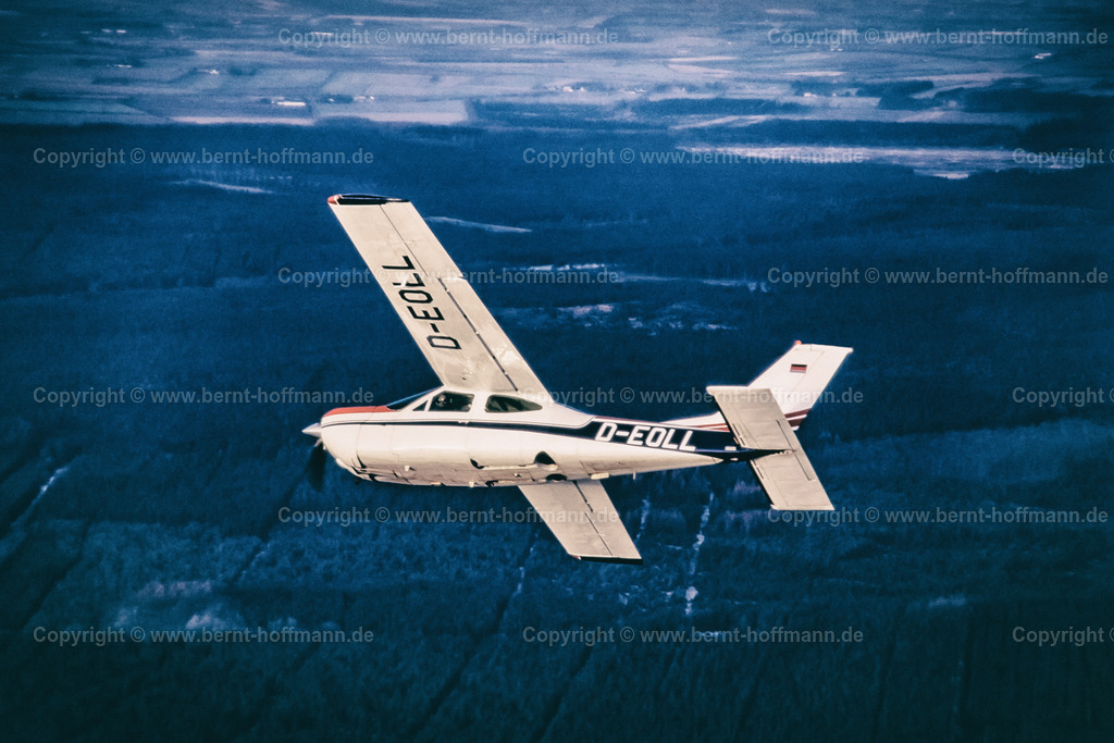PLBDD_air2air_C177RG_05a_90x60 | Luftbild. CESSNA 177 RG über einem Wald im nördlichen Schleswig-Holstein. ___ Das Foto ist eine Reproduktion von einem Farbdia. - Realisiert mit Pictrs.com