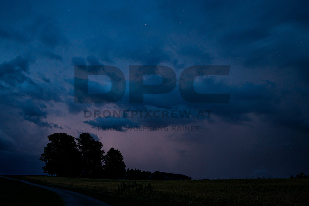 Blitze und Unwetter | Dramatische Gewitterstimmung mit Blitzen am Nachthimmel. Dunkle Wolken und intensive Lichtstimmungen zeigen die Kraft eines herannahenden Unwetters in eindrucksvoller Atmosphäre. - Realisiert mit Pictrs.com