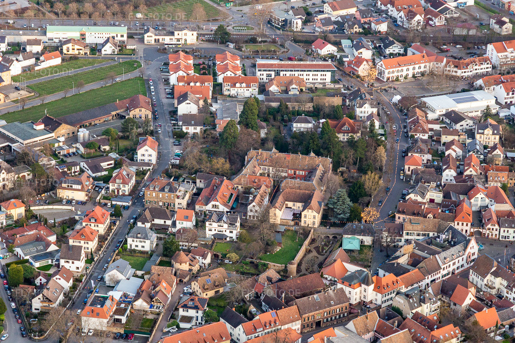 Luftbild: Schloss Deidesheim in Deidesheim im Bundesland Rheinland-Pfalz in Deutschland. Foto: IMG_130596.jpg vom 12.02.2022 durch Werner Riehm/FLY-FOTO.de