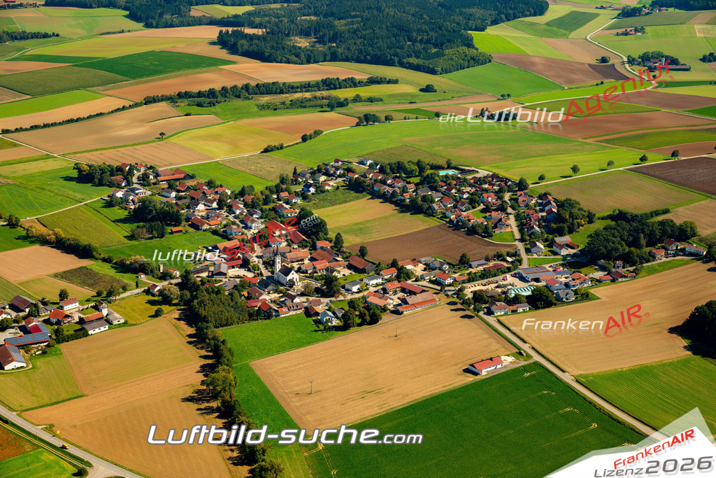 Das Luftbild zeigt : Puchhausen Mengkofen - Die Luftaufnahme wurde 2023 vom UL-Flugzeug aus erstellt ( keine Drohne ) - Hochauflösende Luftaufnahme - Für grossformatige Ausdrucke geeignet. Die Geschenkidee !Mit Lizenz und Bildrechte bestellbar