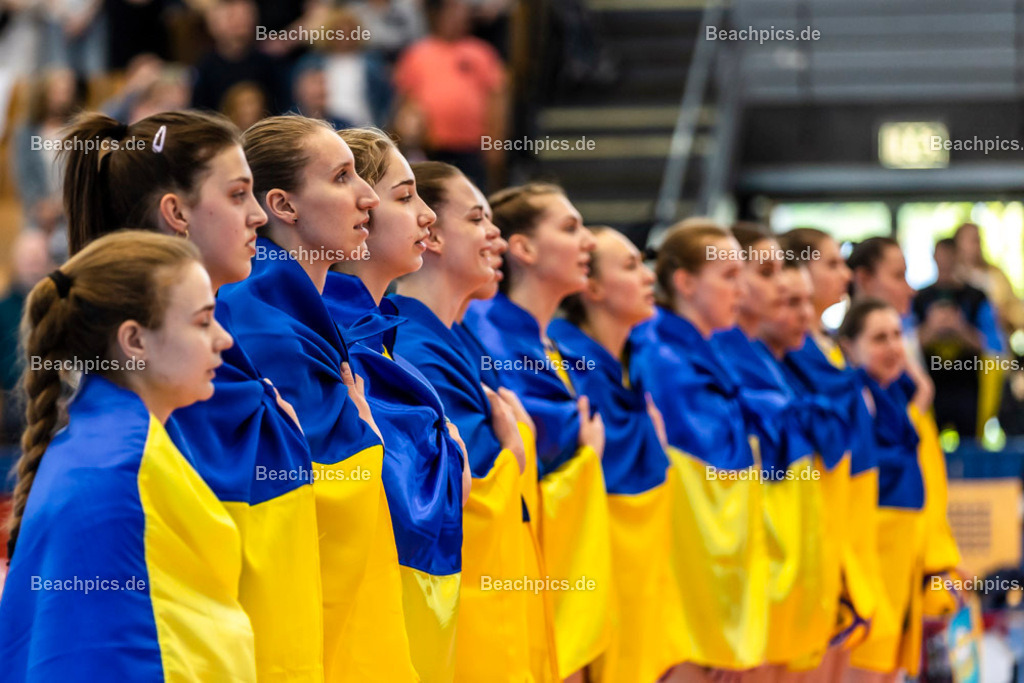 2023-00070835-Freundschaftsspiel-Deutschland-Ukraine | Ukrainę Hymne und Spielerinnen mit Fahne 20.05.2023; Berlin Foto: Gerold Rebsch - www.beachpics.de
