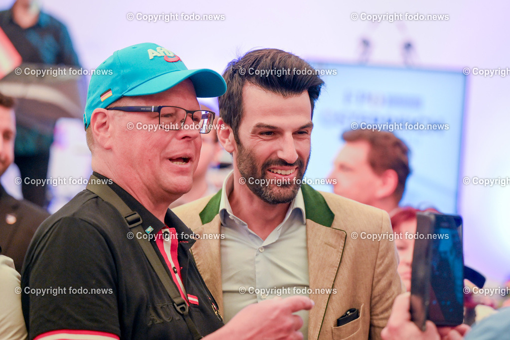 Urfahraner Jahrmarkt_ 1.Mai Kundgebung FPOE_ 01.05.2025-61 | 01.05.2025, Urfahraner Jahrmarkt, AUT, 1.Mai Kundgebung FPOE, im Bild Besucher im Bierzelt der 1.Mai Kundgebung FPOE und Udo Landbauer (FP, Landeshauptfrau Stellvertreter Noe)